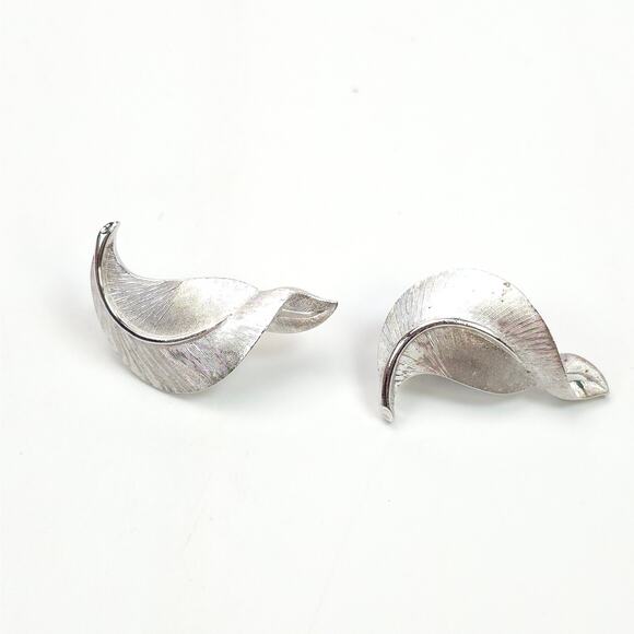 Vintage Crown Trifari Brushed Metal Silver Tone Clip On Earrings - Picture 1 of 5